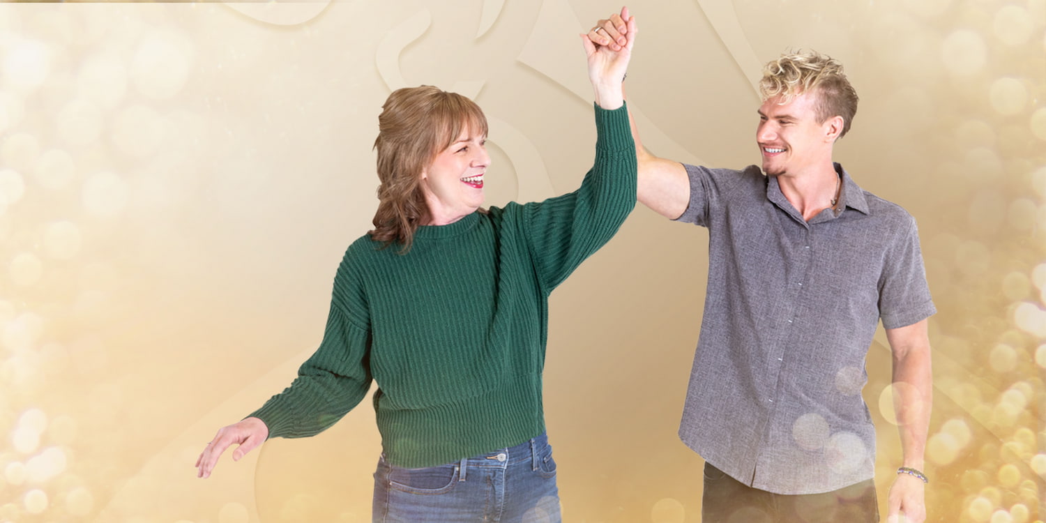 Un figlio celebra sua madre con la danza